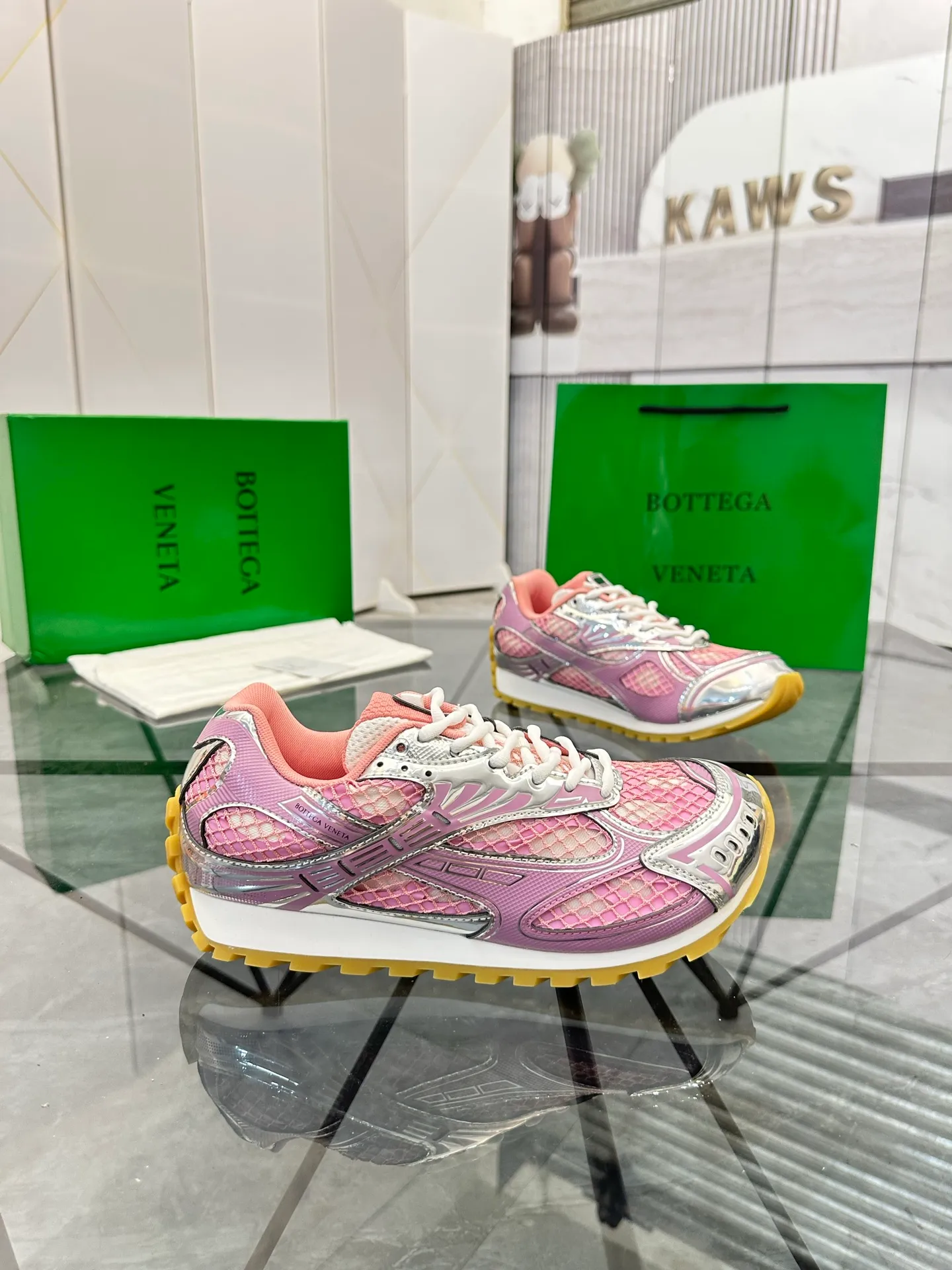Factory men's shoes 💰: 620💰 (top version) BV Orbit sneakers Wang Yibo's same style couple's dad shoes Runner sneakers, made of lightweight technical mesh fabric. Matched with geometric pattern designed rubber outsole Wang Zha series high version Look for the package craftsmanship The actual height is much higher, but the legs are still slim. Very nice and playable and durable Matching to the standard 💯 Package shoe technology Look for the high version The outsole is made of color-blocked TPU outsole Women's model 35 36 37 38 39 40 41 (40 41 customized) Men's model 38 39 40 41 42 43 44 45. (Customized size 38 45.46) No. H345